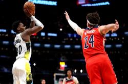 开云体育在线-步行者力克新疆队，莫兰特统治全场的简单介绍