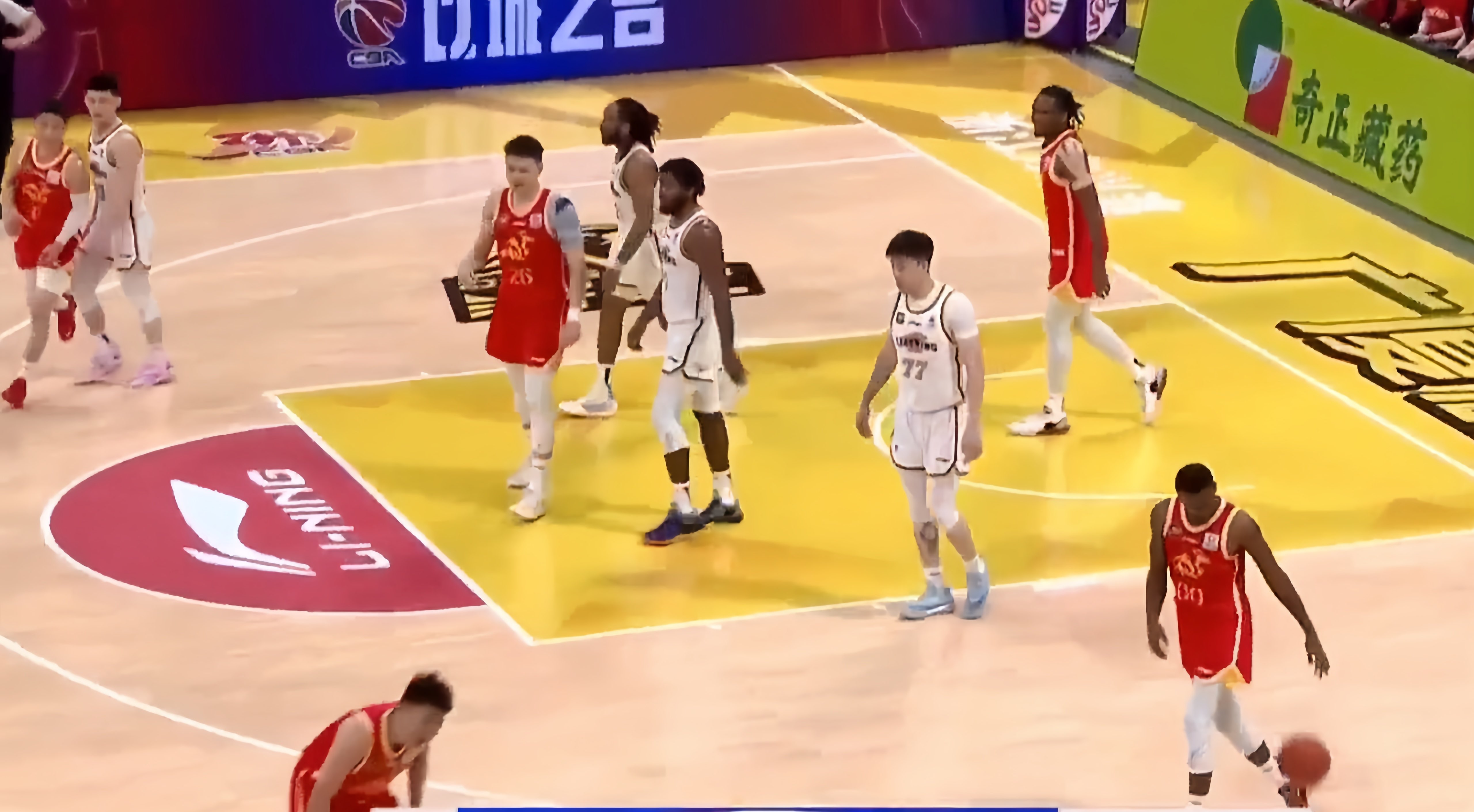 浙江队取得惊险胜利,引发球迷狂热 浙江队取得惊险胜利,引发球迷狂热