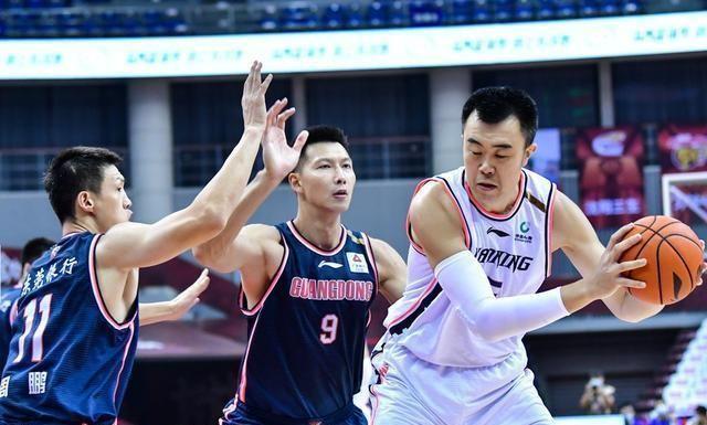 浙江队取得惊险胜利,引发球迷狂热 浙江队取得惊险胜利,引发球迷狂热