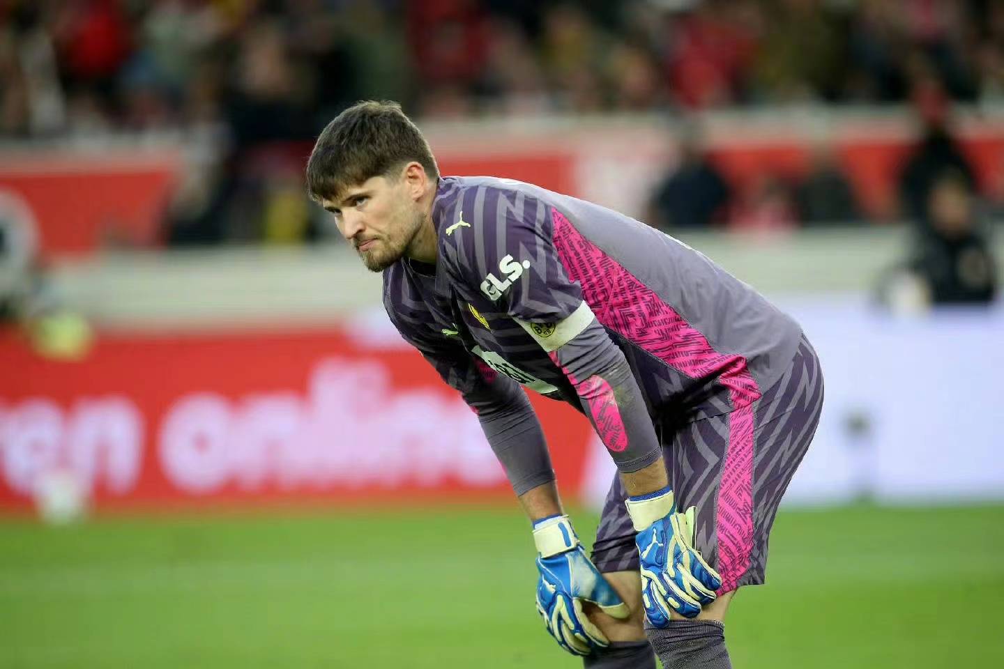 斯图加特面临保级危机,胜仗刻不容缓 斯图加特面临保级危机,胜仗刻不容缓