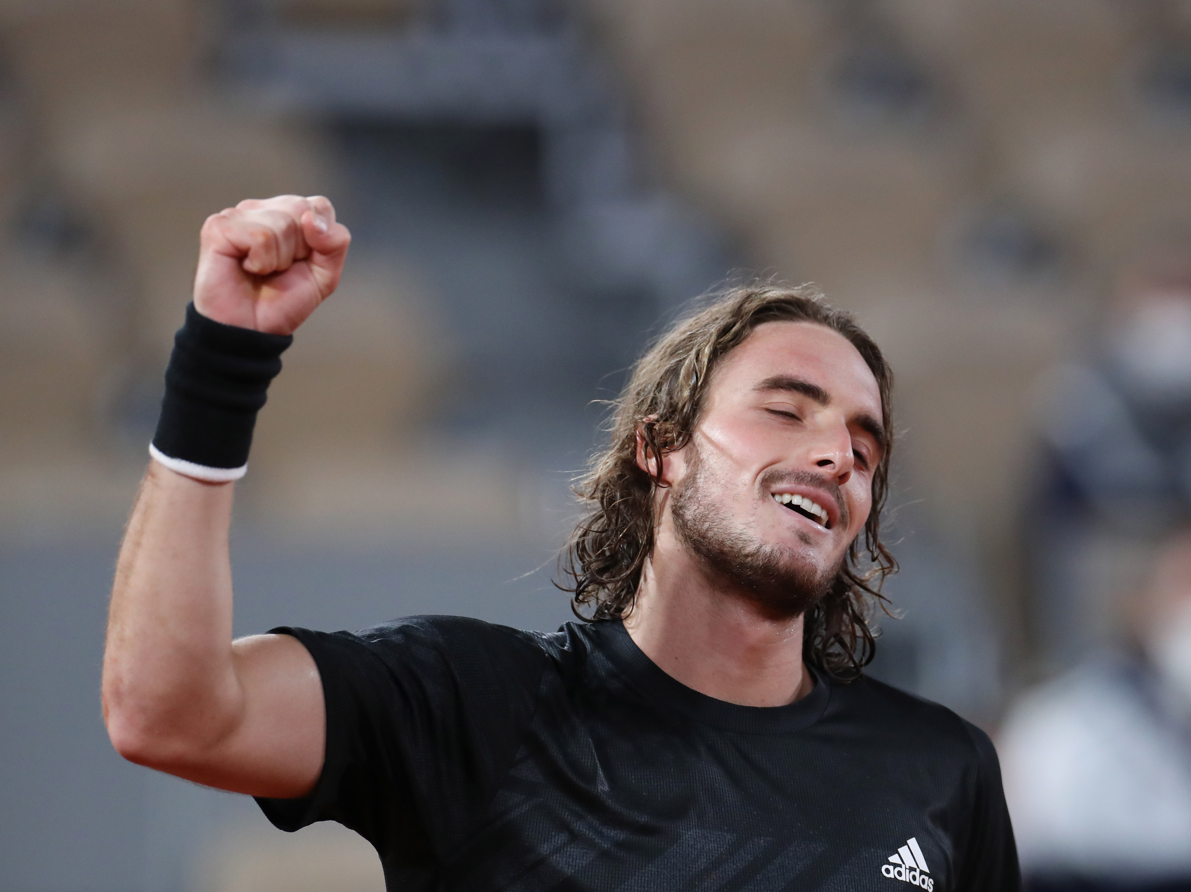 包含意大利网球队鏖战法国网球队，西西帕斯统治全场的词条