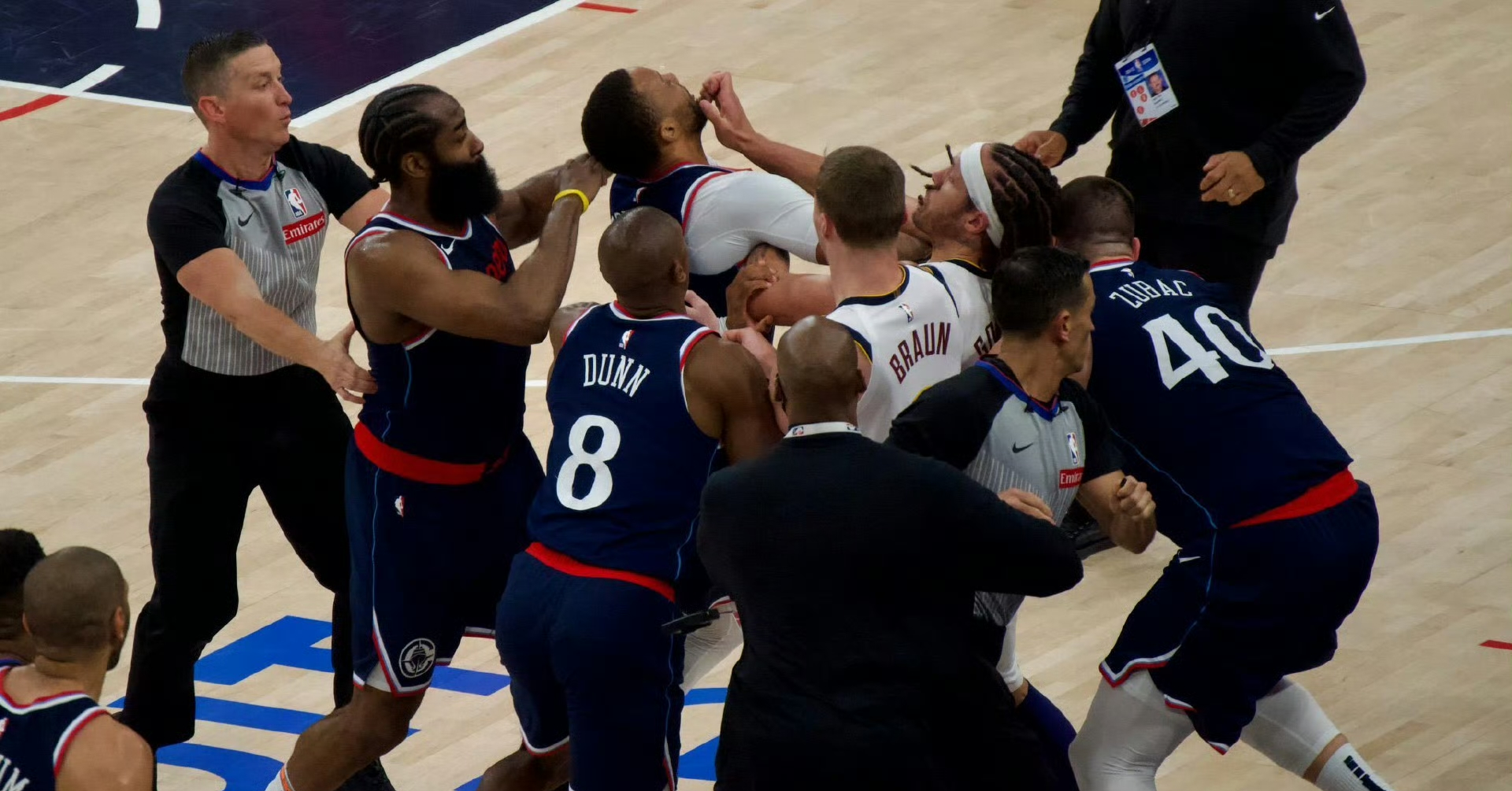 关于球场硝烟弥漫，对手力争上游的信息