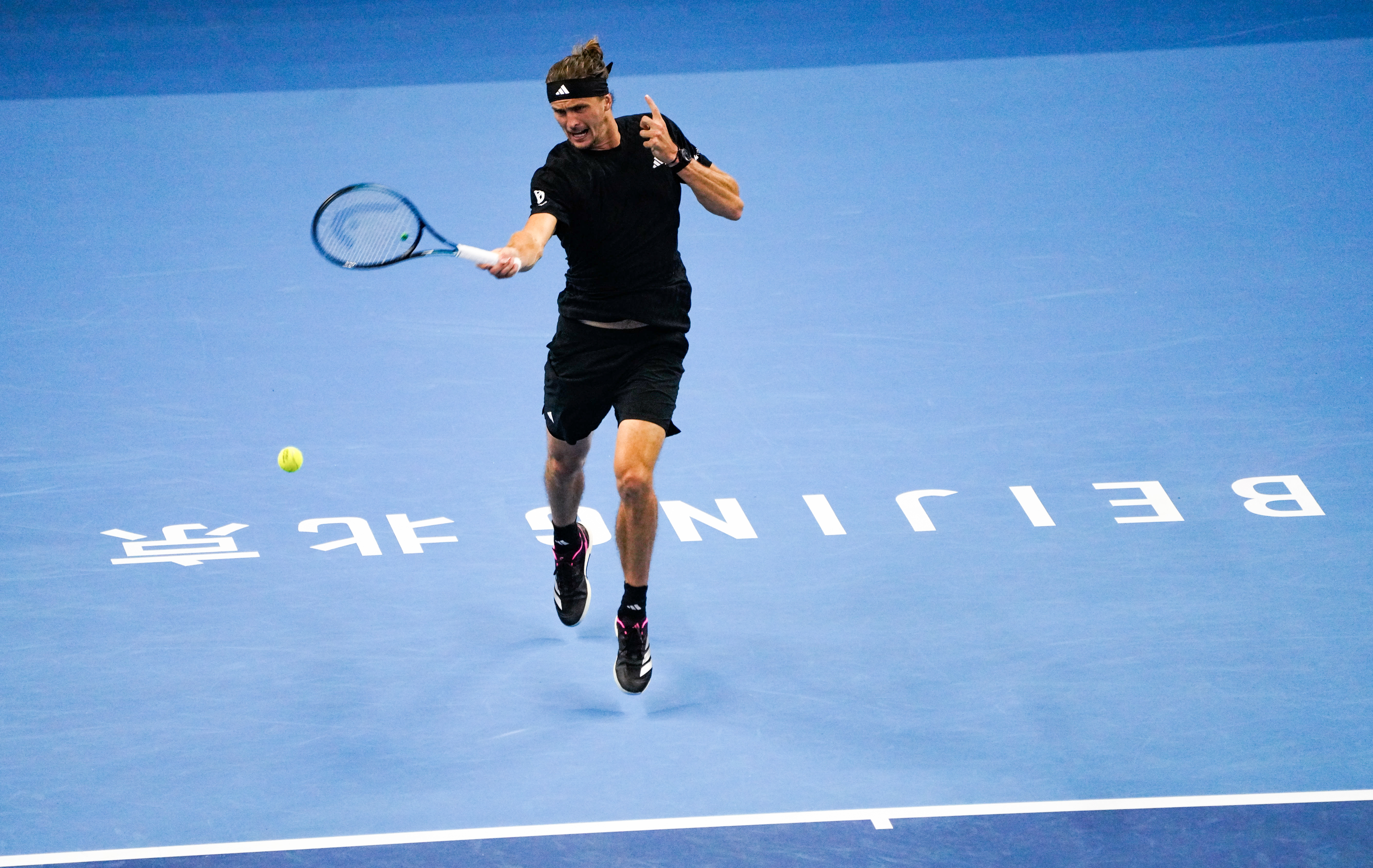 包含日本网球队翻盘英国网球队，兹维列夫统治全场的词条