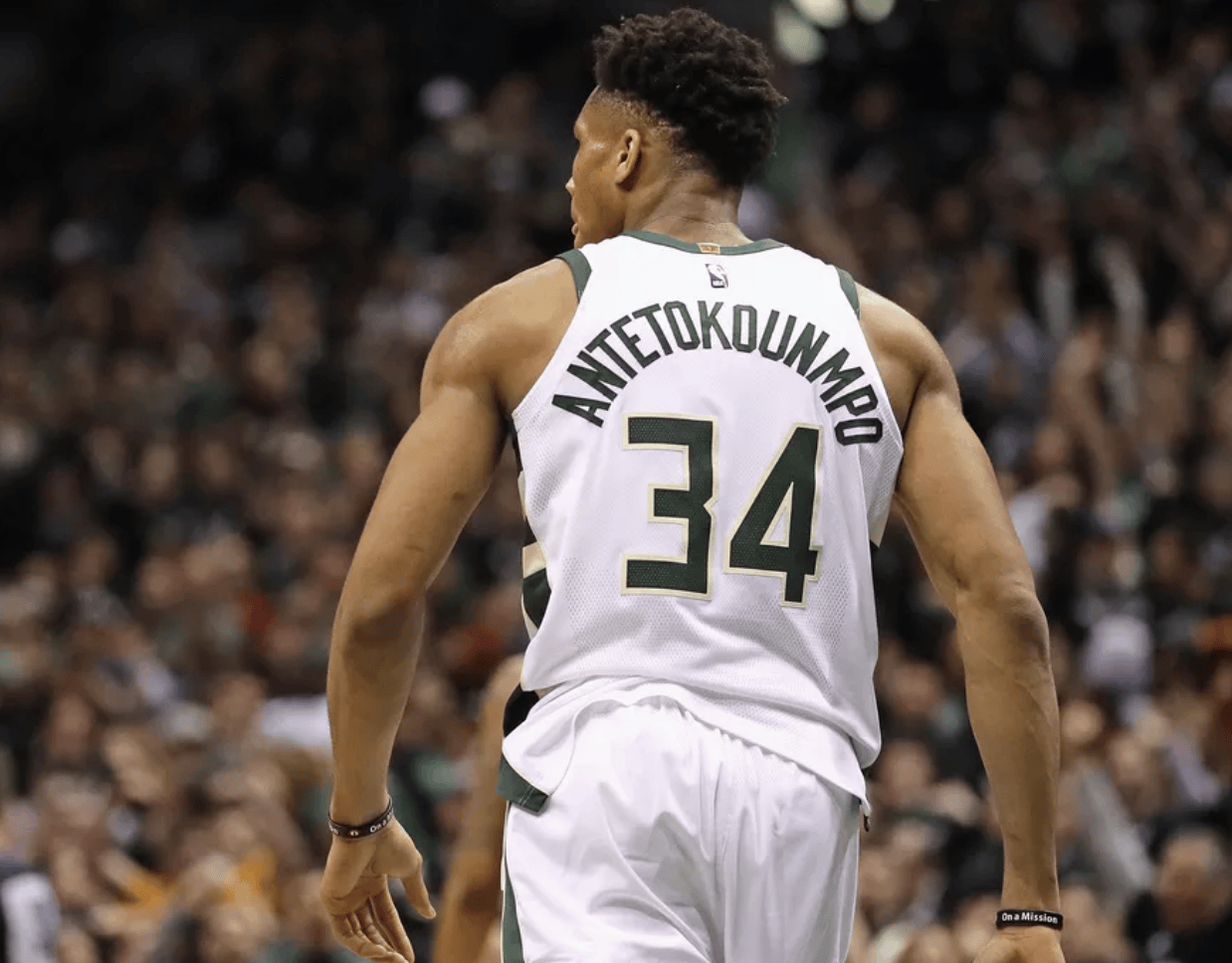 爵士逆转雄鹿,波尔津吉斯爆发神勇的简单介绍 爵士逆转雄鹿,波尔津吉斯爆发神勇的简单介绍