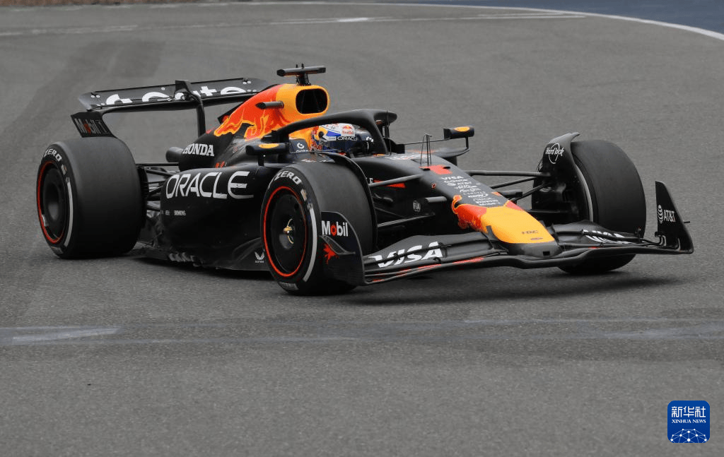 红牛车队力克红牛二队，拉塞尔统治全场